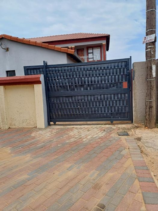 Property #2215998, House rental monthly in Protea Glen