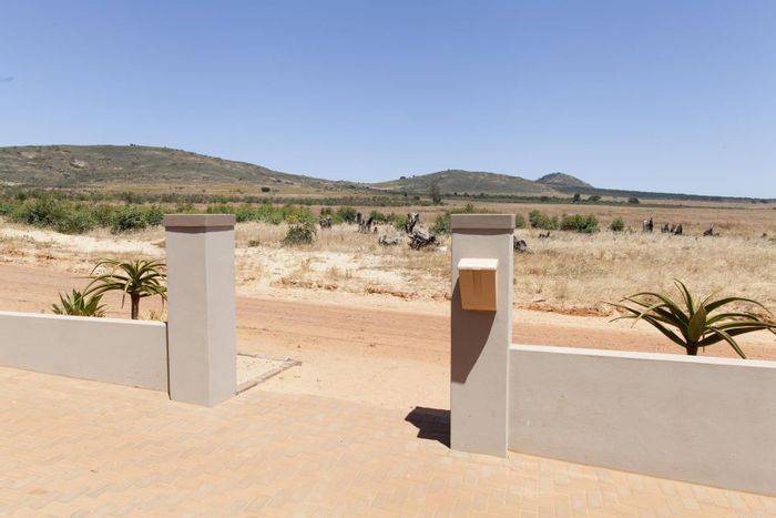 Chatsworth House For Sale: 8 bedrooms, pool, dual kitchens, and entertainment space.