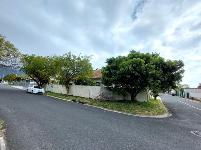 3-bedroom house in Claremont with pool, garden, and secure parking. To Rent.