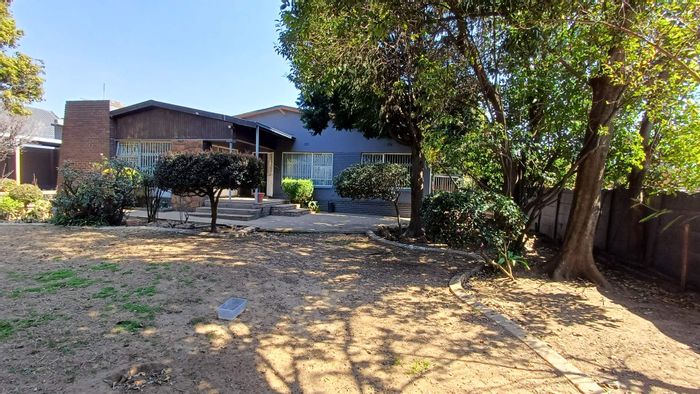 House for Sale in The Hill: 3 Bedrooms, 2 Bathrooms, Family Kitchen, Potential Office.