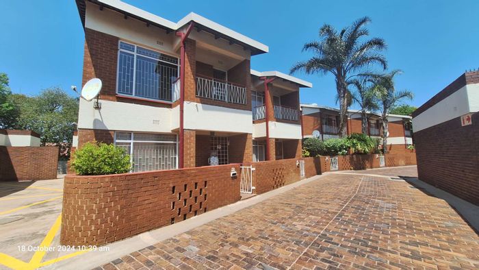 Townhouse To Rent in Beyerspark: Secure complex, pool, garage, close to amenities.