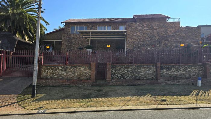 For Sale: Oakdene House with 3 beds, cottage, double garage, and lapa.