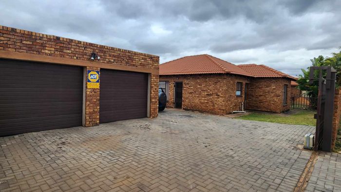 Property #2170649, House rental monthly in Karenpark