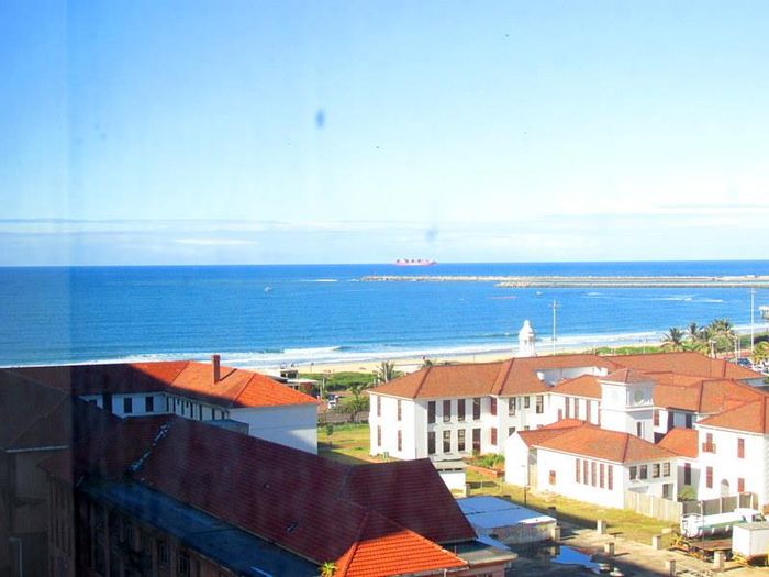 South Beach Apartment To Rent: 2 Bedrooms, Sea Views, Secure Parking, Close to Amenities.