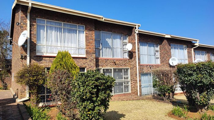 Brackendowns Townhouse For Sale: Spacious 2-Bedroom Unit with Pool and Security!