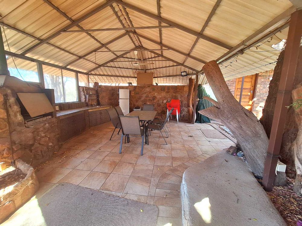 Covered lapa with build-in braai