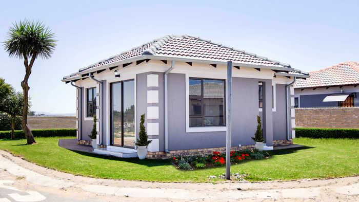 Sharon Park House For Sale: 3 Bedrooms, solar geyser, customizable finishes available.