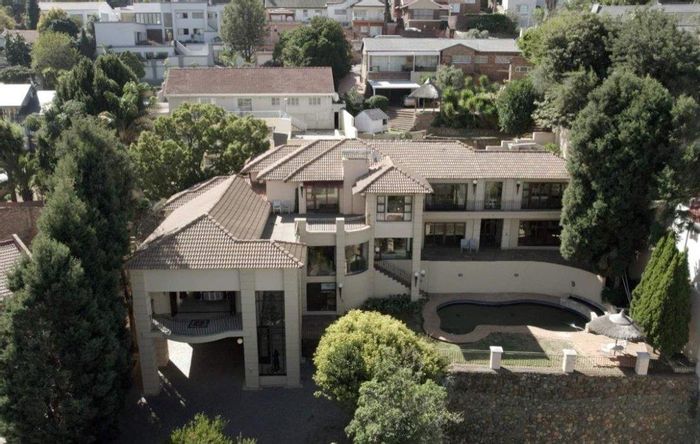 Spacious Glenvista House for Sale: Pool, Tennis Court, and Scenic Balconies Await!