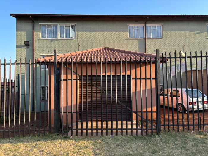 Eldorado Park Ext 6 Apartment For Sale: 2 bedrooms, garage, near schools and shopping.