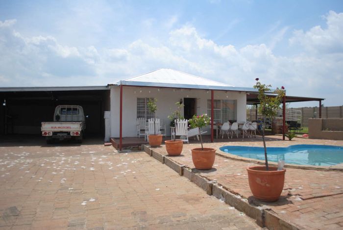 Riversdale House For Sale: Renovated 2 Bedroom, pool, spacious yard, double parking.