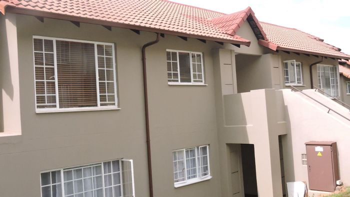 Newlands Apartment For Sale: 3 bedrooms, balcony, pool, pet-friendly, great location.