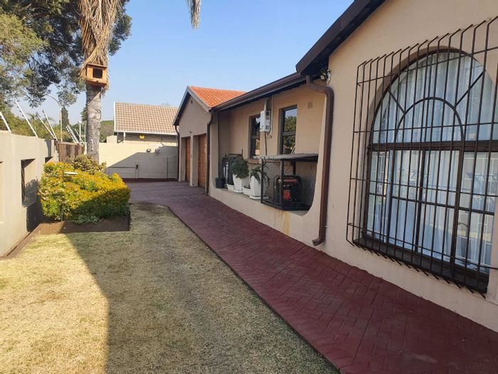 Brackenhurst House For Sale: Pool, garden, flatlet, and spacious living areas.