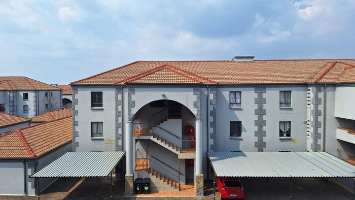 Northgate Apartment To Rent: 2 beds, pool access, secure complex, patio with braai.