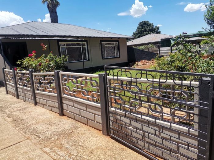 House For Sale in Vanderbijlpark Central West 1: 3 Bedrooms, spacious yard, garage.