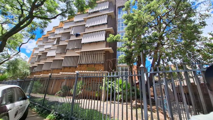 3-Bedroom Apartment To Rent in Sunnyside, close to amenities and transport.