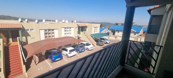 Winchester Hills Apartment For Sale: 2 Bedrooms, balcony, secure complex, parking included.