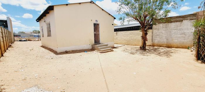 For Sale: Katutura House with 1 Bedroom, Lounge, Kitchen, and Expansion Potential.