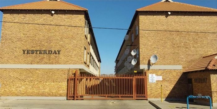 For Sale: 2-Bedroom Apartment in Kempton Park Ext 1 with Parking Spaces.