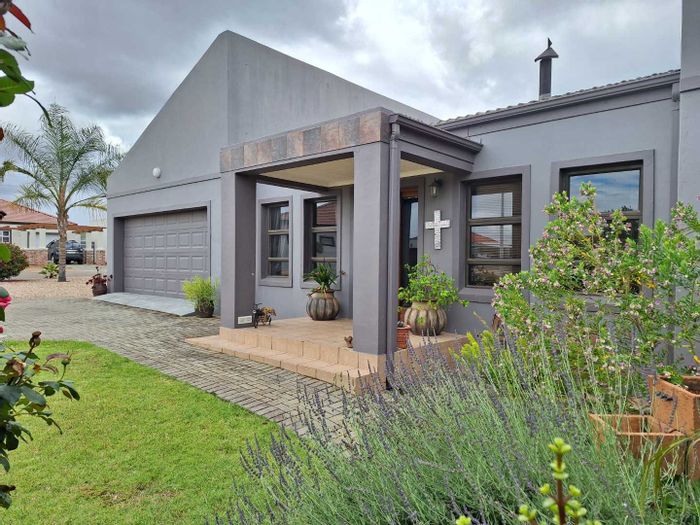 House for Sale in Oudtshoorn Central: 4 Bedrooms, heated pool, indoor braai.