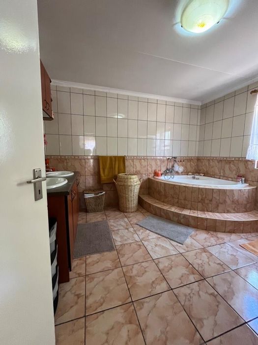 For Sale: 5-bedroom house in Hochlandpark with pool, garages, and garden.
