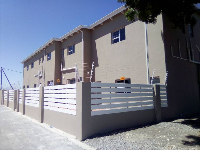 Bachelor apartment in Richmond Estate, prepaid utilities, corner unit available to rent.