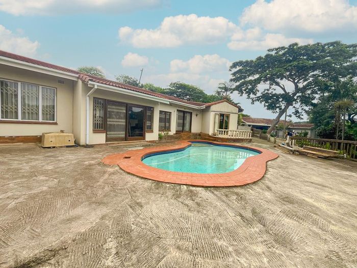 Glen Anil House For Sale: 3 Bedrooms, 3 Bathrooms, Spacious Parking, Scenic Views.