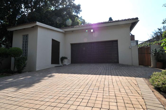 Lynnwood Glen House For Sale: Koi ponds, pool, built-in bar, solar features.