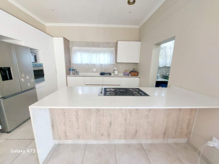 House To Rent in Palm Lakes Estates: 4 beds, fenced garden, estate amenities.
