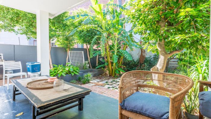Oranjezicht Apartment To Rent: 2 beds, 2 baths, garden, pet-friendly, close to amenities.
