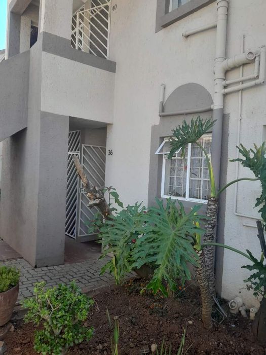 Ground floor apartment in Rewlatch with private garden and study area, for sale.