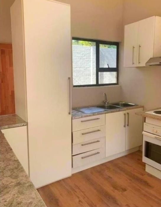 Norwood Cottage To Rent: 2 Bedrooms, secure parking, near shops and schools.