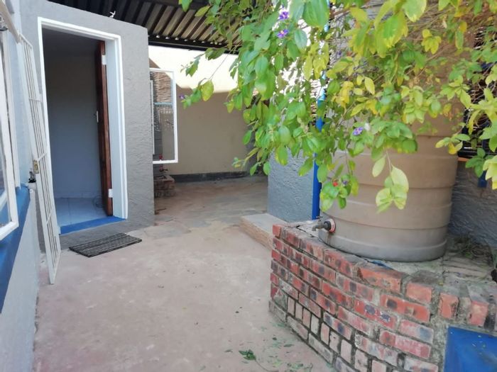 Queenswood Apartment To Rent: Bachelor flat, gas stove, solar geyser, fibre internet.