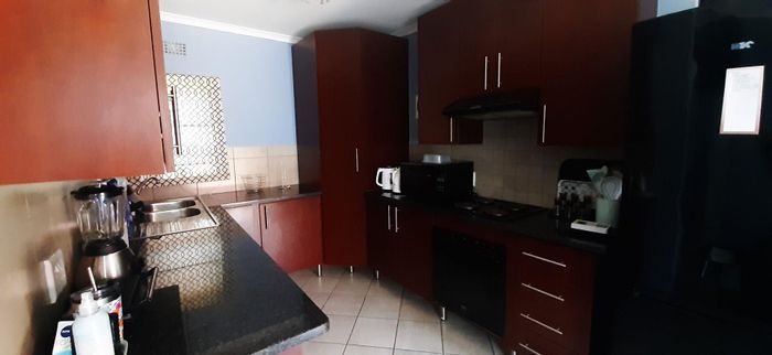 Albertsdal Townhouse To Rent: Secure estate, 2 bedrooms, open plan kitchen, pre-paid electricity.