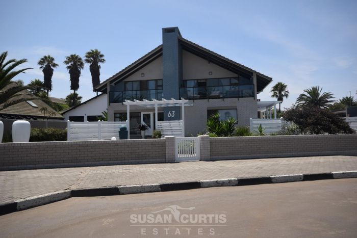 Vineta House For Sale: Beach access, 4 bedrooms, dual living spaces, sea views.