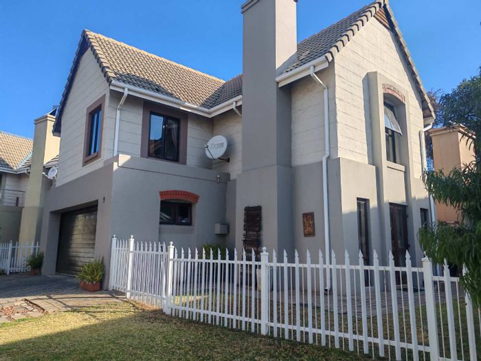 For Sale: House in Zwartkop Golf Estate with 3 beds, clubhouse, and security.