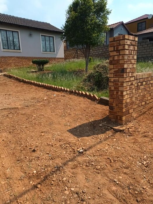 House for Sale in Mamelodi East: 2 Bedrooms, spacious yard, parking for 4 cars.