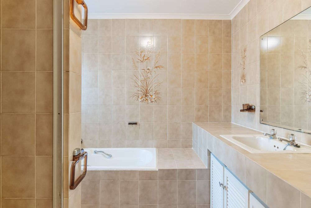 Main en suite bathroom (bath, shower, toilet, and basin)