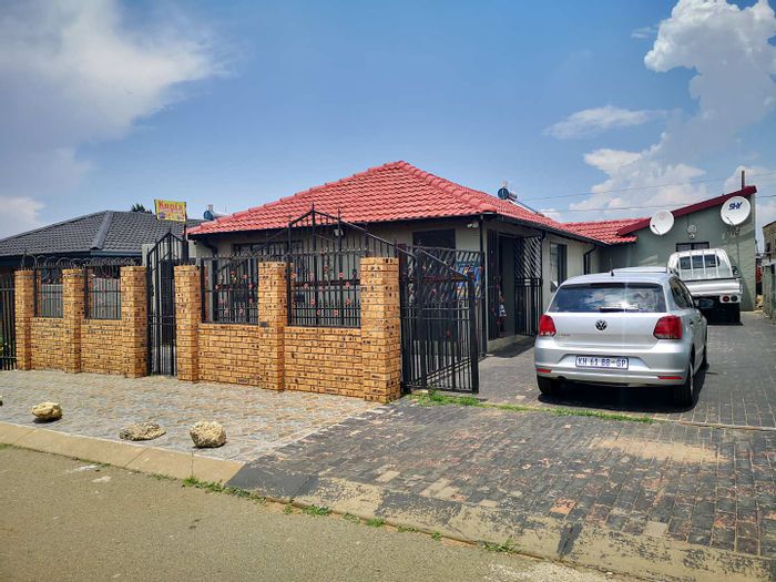 Property #2209243, House for sale in Lenasia South