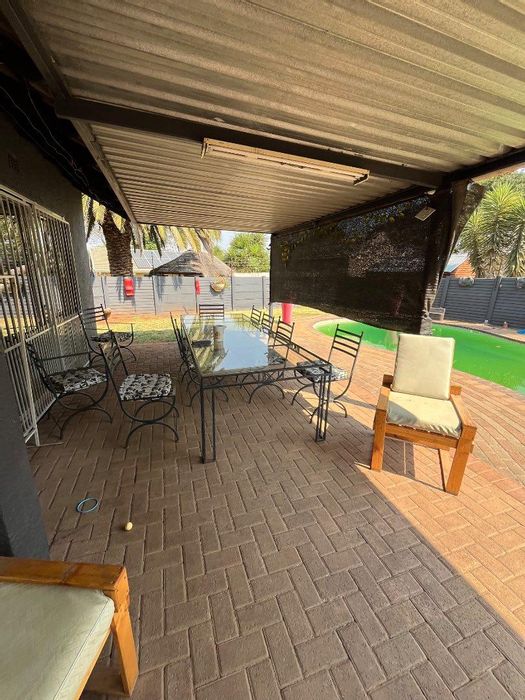 House for Sale in Brackendowns: 3 beds, 2 baths, 2 flatlets, pool.