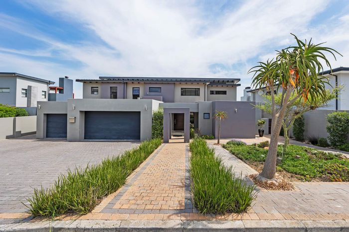 For Sale: House in Baronetcy Estate with pool, braai room, and panoramic views.