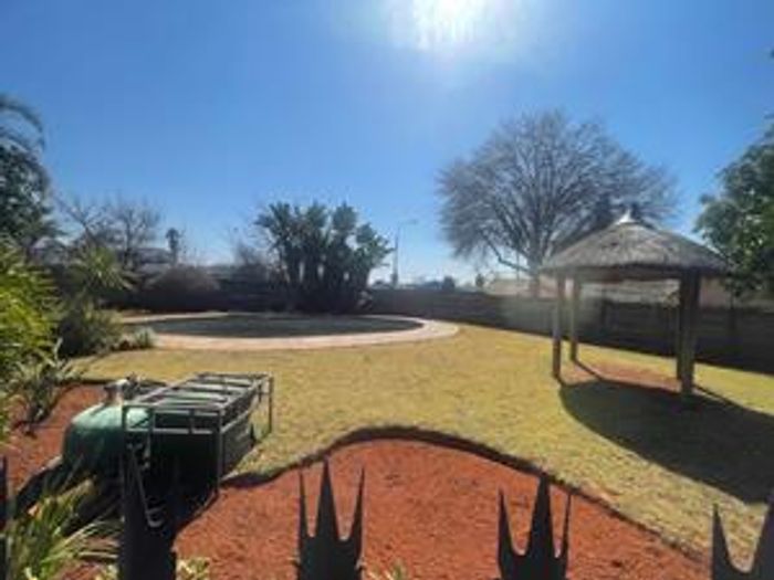 Rhodesfield Apartment For Sale: 2 bedrooms, pool, braai area, close to transport.