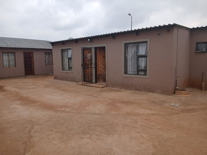 House for Sale in Etwatwa Ext 1: 9 bedrooms, rental income potential, spacious yard.