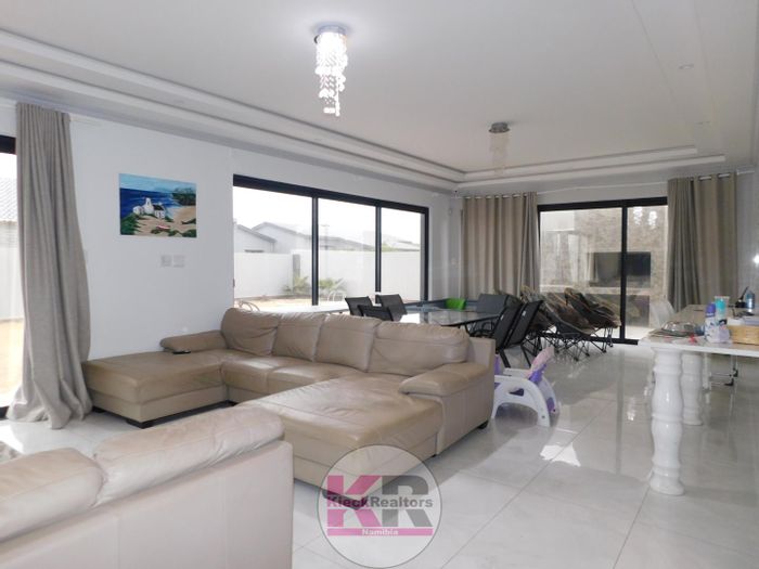 Property #2426314, House For Sale in Henties Bay Central