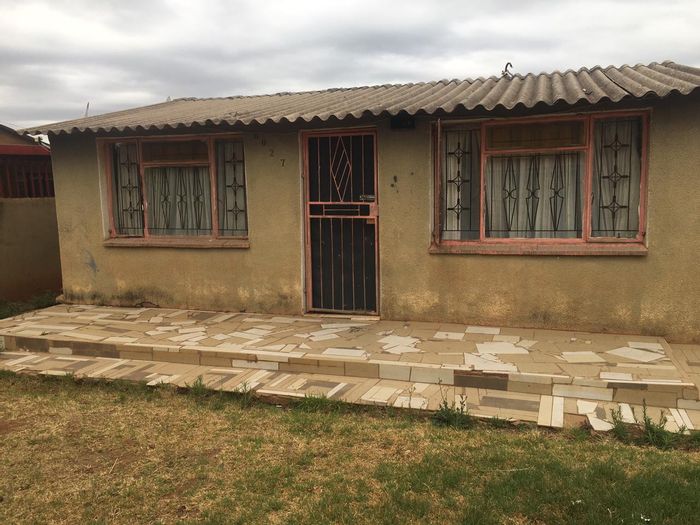 For Sale: 2-Bedroom House in Mamelodi West with Spacious Yard and Title Deed.