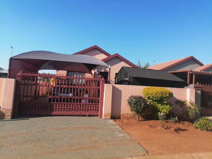 House for Sale in Soshanguve Ext: 2 Bedrooms, 1 Bathroom, Open Parking.