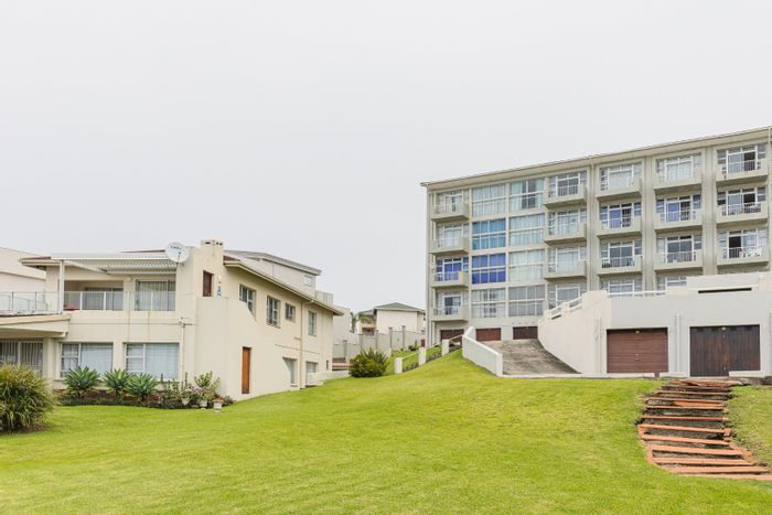 Beachfront Apartment in Ramsgate: Modern, Scenic Views, Pool, and Close to Amenities!