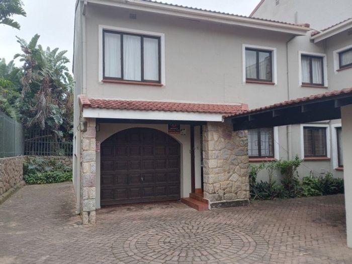 Townhouse for Sale: Steps from Marina Beach, Ideal for Investment or Retirement!