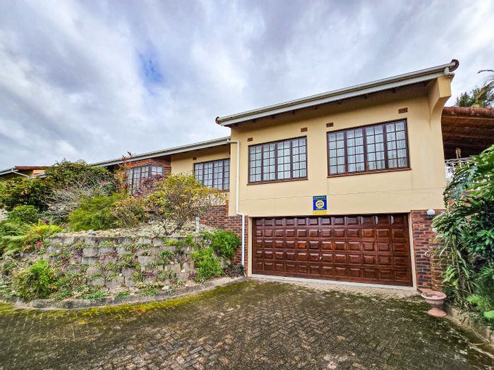 3 Bedroom Townhouse in Umtentweni For Sale with Sea Views and Double Garage.