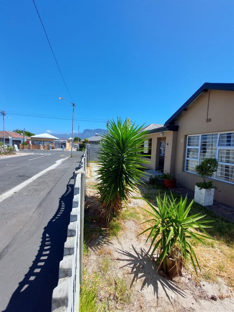 Modern 4 Bedroom House To Rent in Athlone, Crawford with Spacious