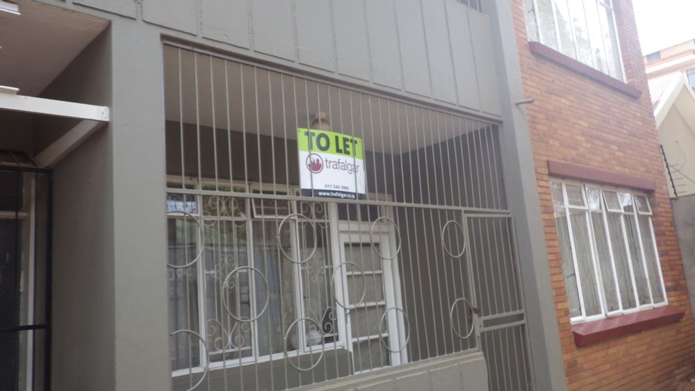 Spacious Bachelor Flat To Rent in Yeoville with Nearby Amenities 707F